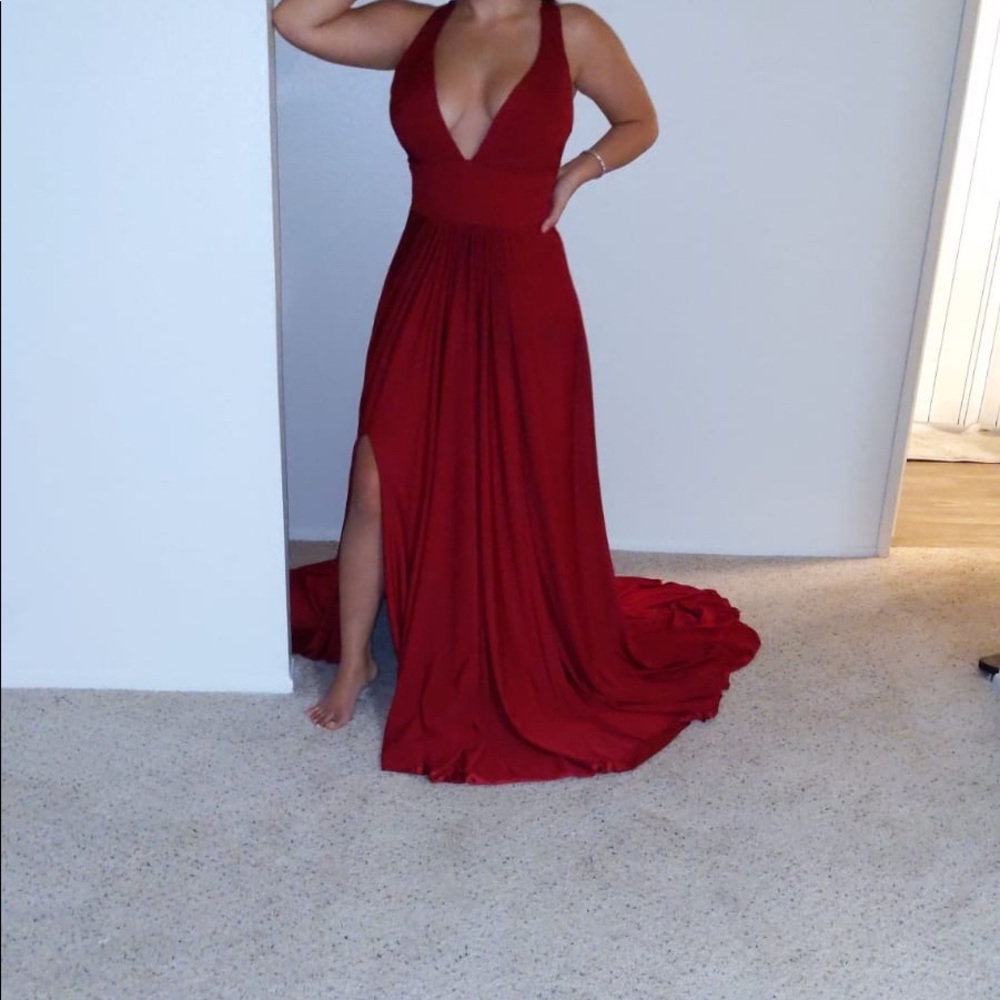 Maxi red dress with long tail